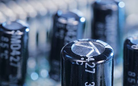 哪些材料會影響超級電容器的性能？