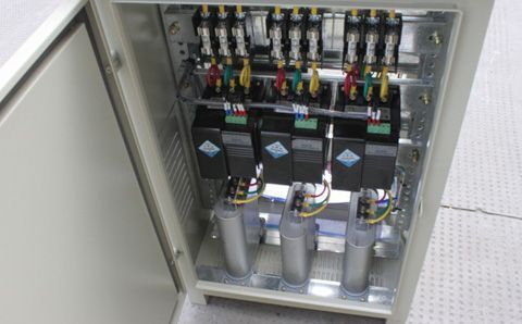 如何快速識別電容器組中有故障的低壓電容器？